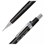 Pentel P205 kalemin iki detayı bir arada, tırtıklı kavrama ile uç ve krom klipsli üst gövde