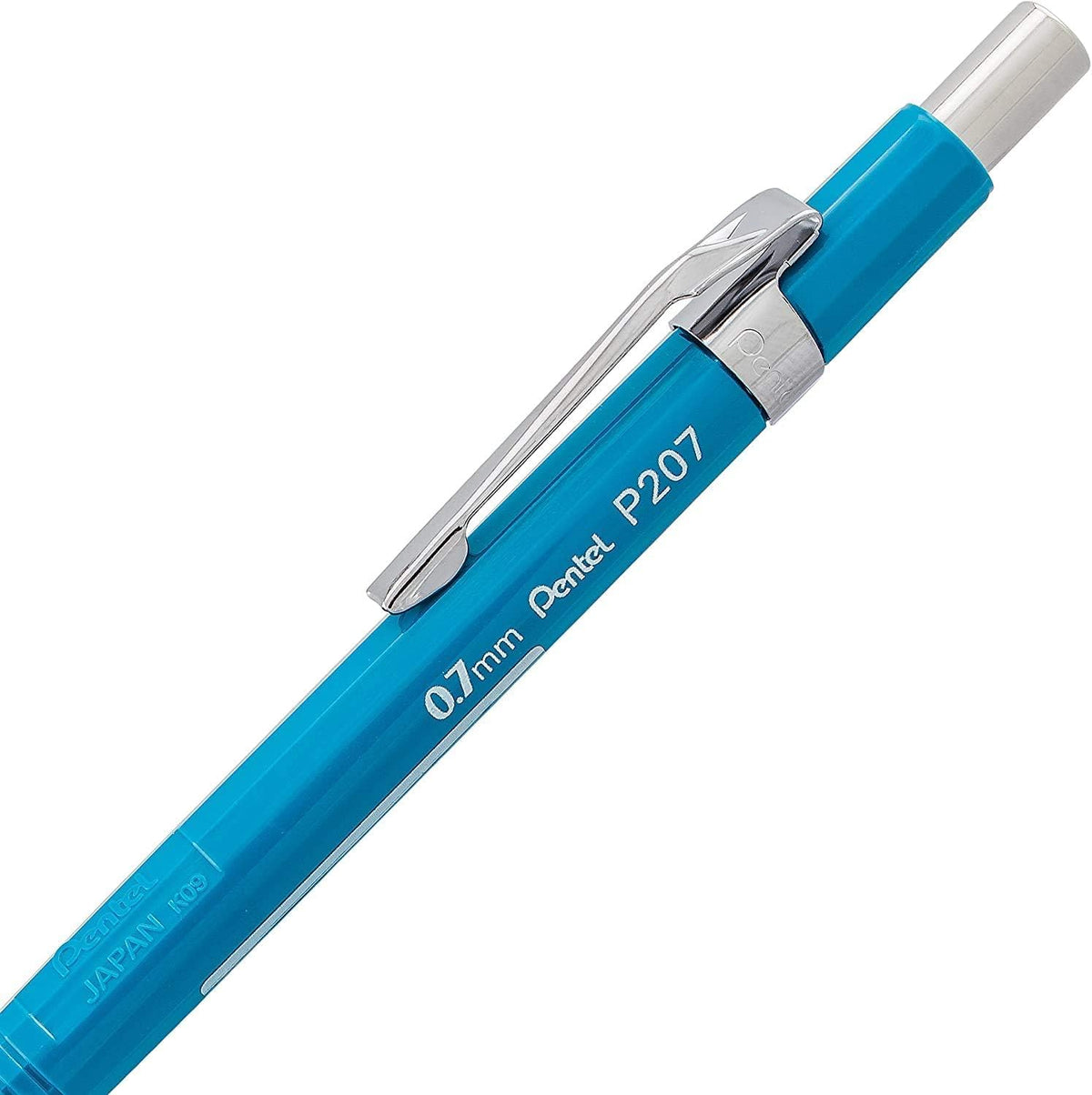 Pentel P207 mavi gövdedeki P207 ve 0.7 mm yazıları ile krom klips yakın çekim