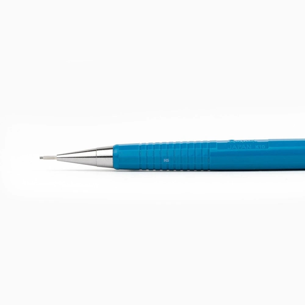 Pentel P207 kalemin çelik uç borusu ve oluklu mavi kavrama bölümü