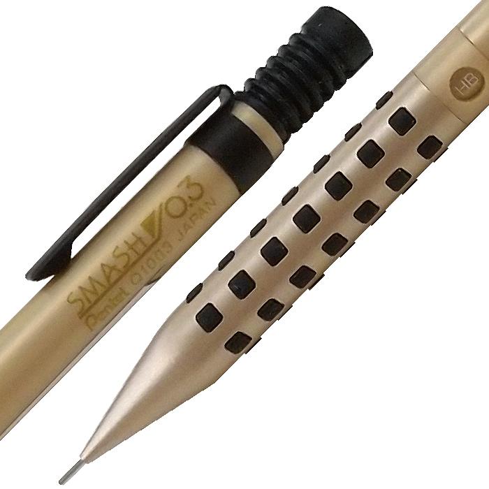 Pentel Smash Q1003 gövdesindeki SMASH 0.3 baskısı, HB penceresi ve kareli kavrama yakın çekim