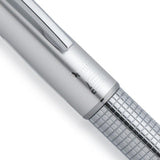 Pentel Kerry kalemin kapağındaki Pentel logosu ve karo desenli krom bilezik makro çekim