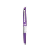 Pentel Kerry mor kalem kapalı halde dikey duruyor, tırtıklı krom bilezik ve klips görünüyor