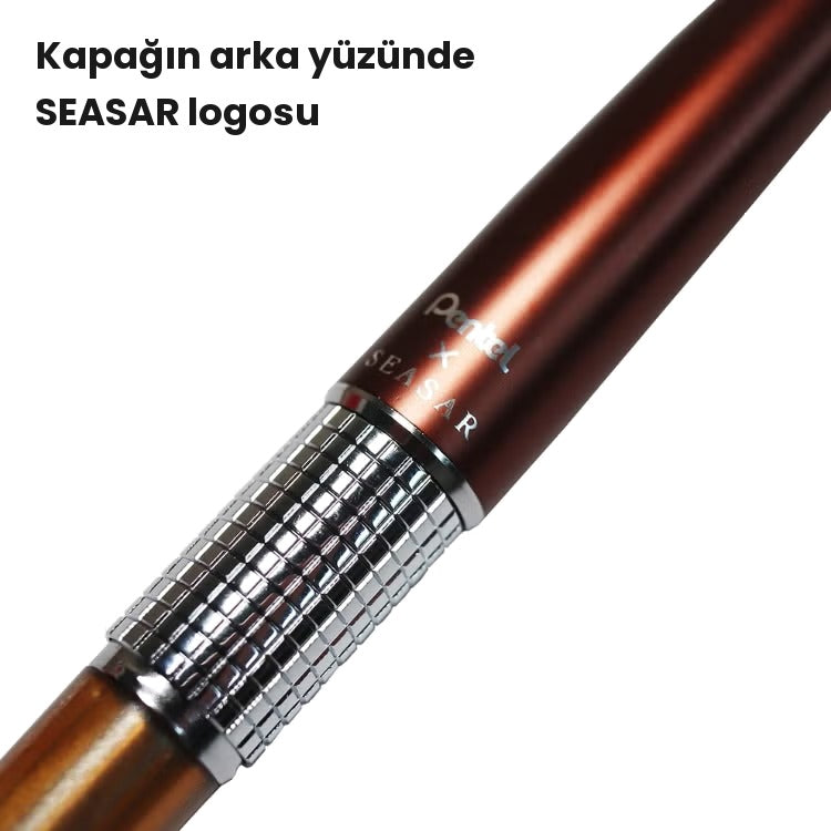 Pentel Kerry Seasar kapağın arka yüzündeki Pentel × SEASAR logosu ve ızgara dokulu metal bilezik yakın çekim