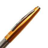 Pentel Kerry turuncu kapağı, krom klips ve KERRY SINCE 1971 kazıma yazısı yakın çekim