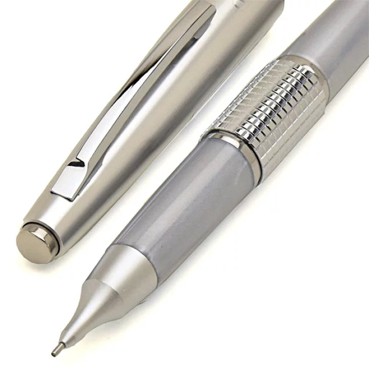 Pentel Kerry kalemin çıkarılmış kapağı ve açıkta kalan uç kısmı ile karo bilezik yakın çekim