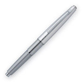 Pentel Kerry versatil kalem gümüş, kapağı takılı halde ve karo desenli bilezikle, tam boy, 0.5 mm