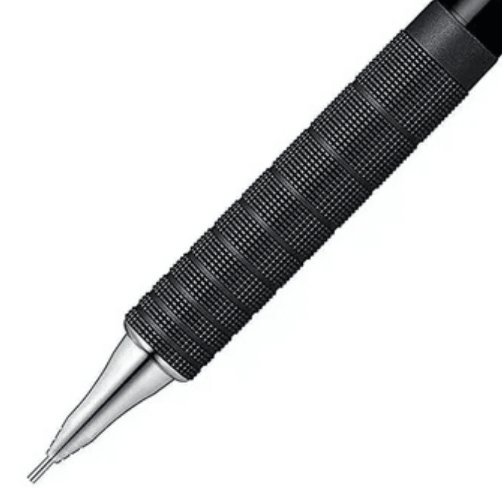 Pentel Orenz Metal Grip kalemin tırtıklı siyah metal kavrama bölümü ve ince uç borusu yakın çekim