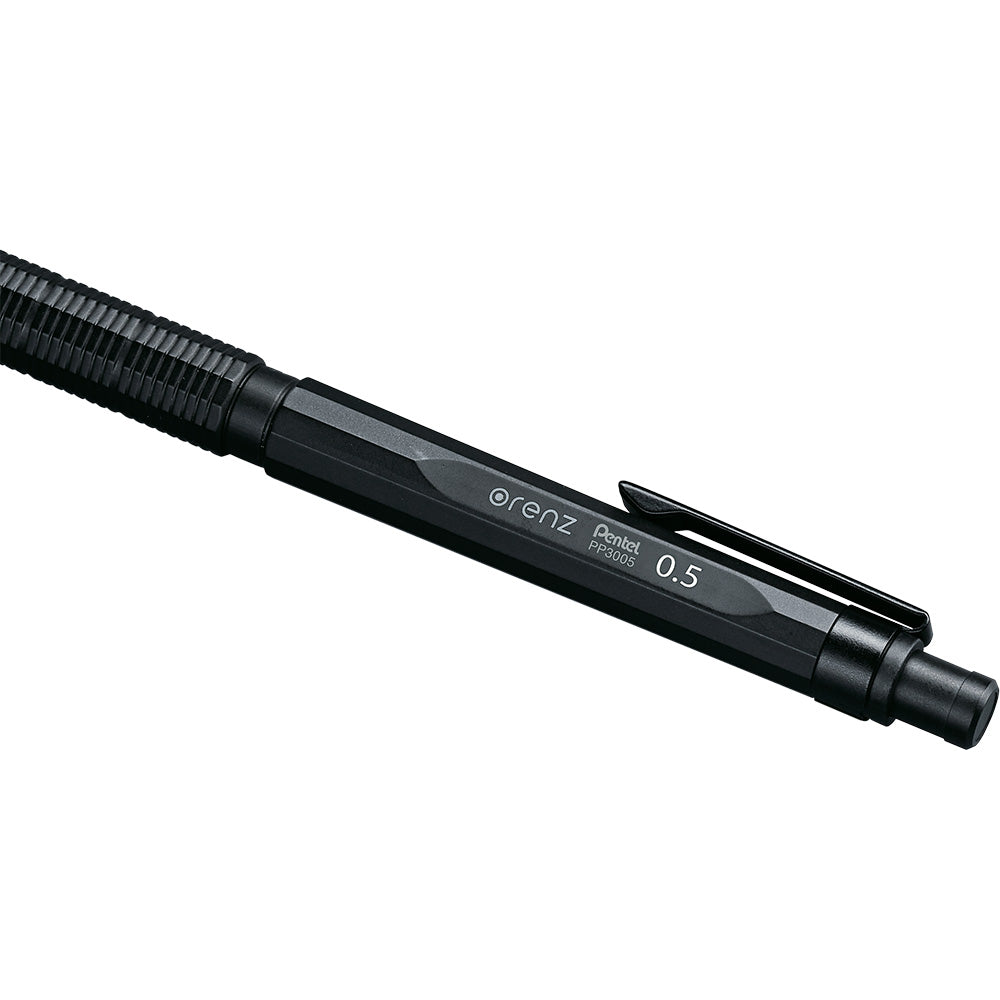 Pentel Orenz Nero üst gövdesi; orenz, PP3005 ve 0.5 yazıları ile siyah klips yakın çekim
