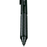 Pentel Orenz Nero kalemin ince tırtıklı kavraması ve koruyucu uç borusu dikey yakın çekim
