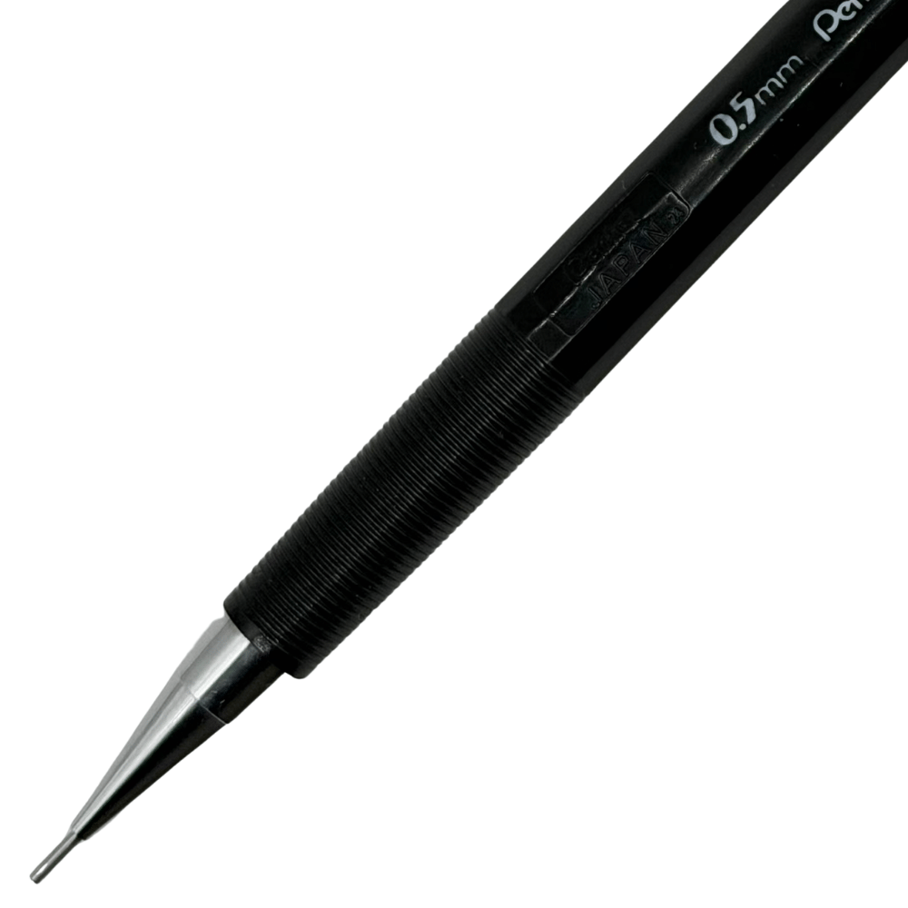 Pentel PG5 tırtıklı siyah kavrama bölümü ve ince metal uç yakın çekim, gövdede 0.5 mm yazısı