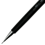 Pentel PG5 tırtıklı siyah kavrama bölümü ve ince metal uç yakın çekim, gövdede 0.5 mm yazısı