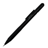 Pentel QX kalem kapağı takılı, konik siyah uç ve tırtıklı kavrama bölümü görünür durumda