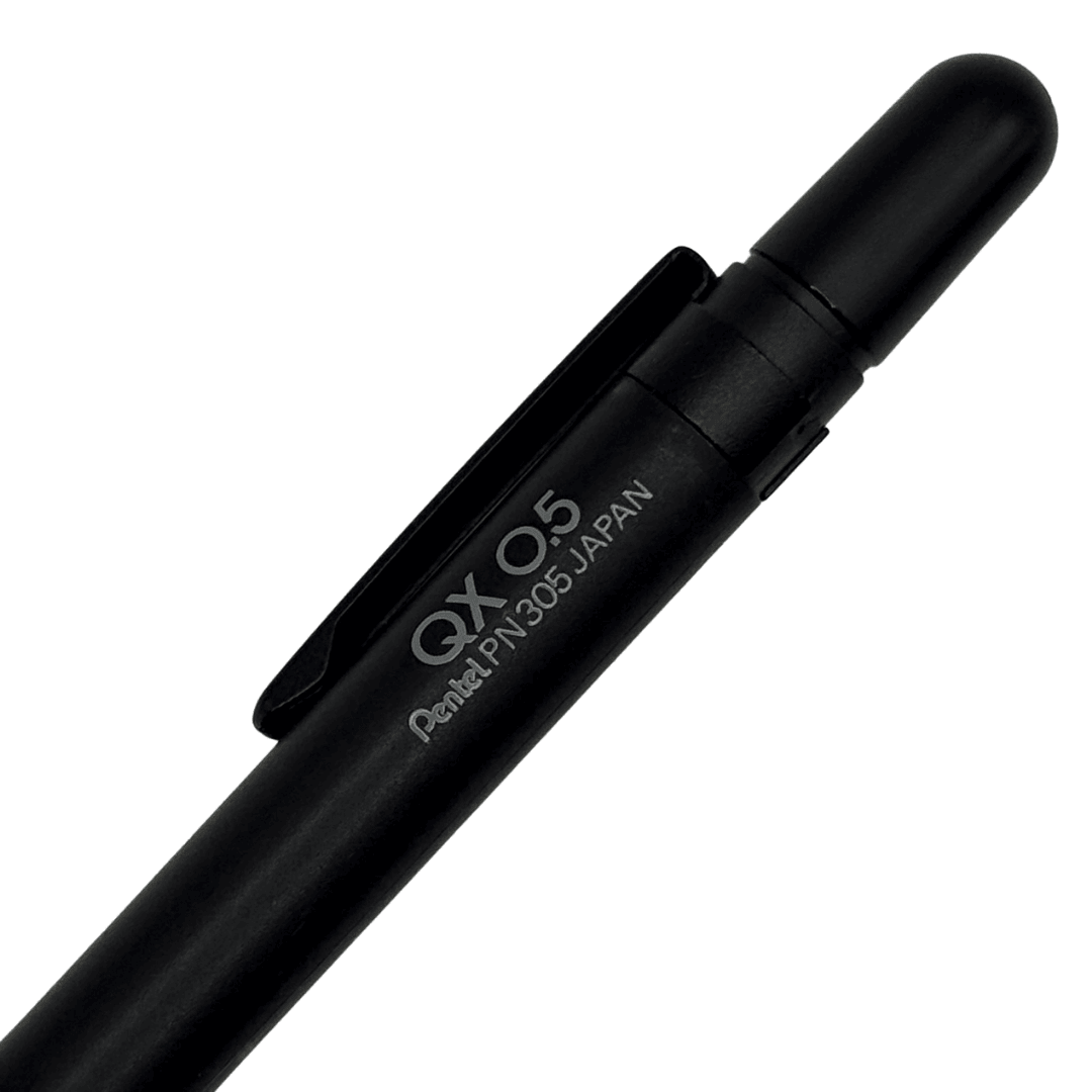 Pentel QX kalemin kapağındaki QX 0.5 ve Pentel PN305 JAPAN baskısı yakın çekim