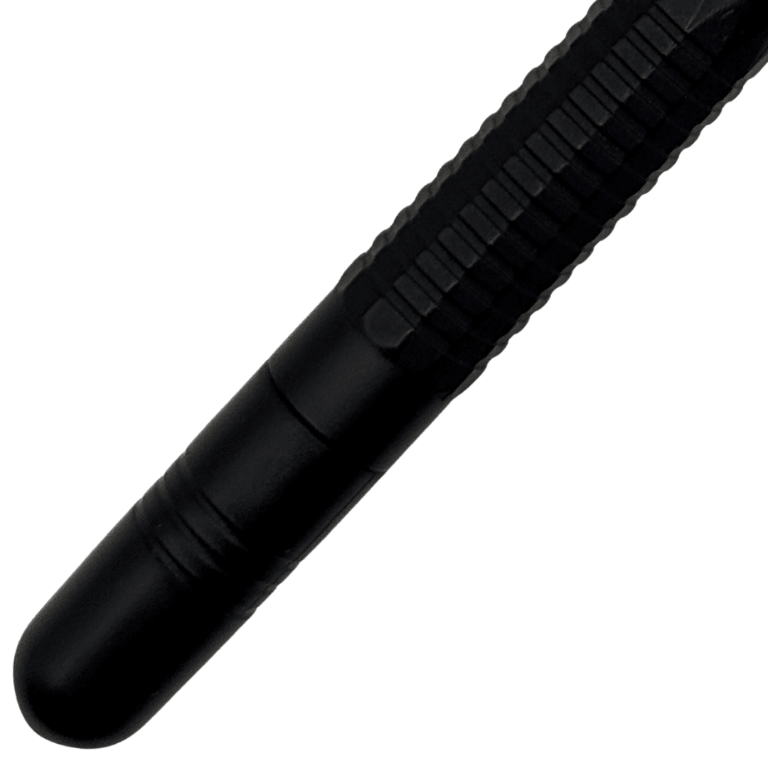 Pentel QX kalemin arka ucu ve yivli kavrama bölümünün makro çekimi, mat siyah yüzey