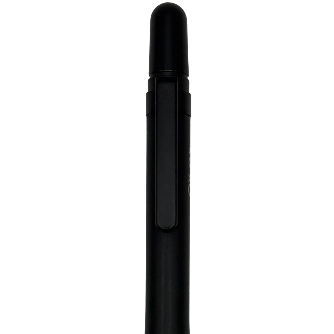 Pentel QX kalemin siyah kapağı ve klipsi önden yakın çekim, mat gövde üzerinde soluk baskı