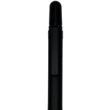 Pentel QX kalemin siyah kapağı ve klipsi önden yakın çekim, mat gövde üzerinde soluk baskı