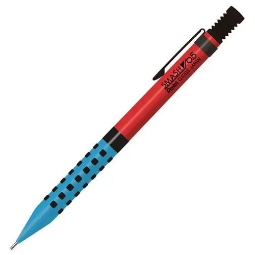 Pentel Smash versatil kalem kırmızı gövde ve mavi kare desenli kavrama, tam boy çapraz görünüm, 0.5 mm