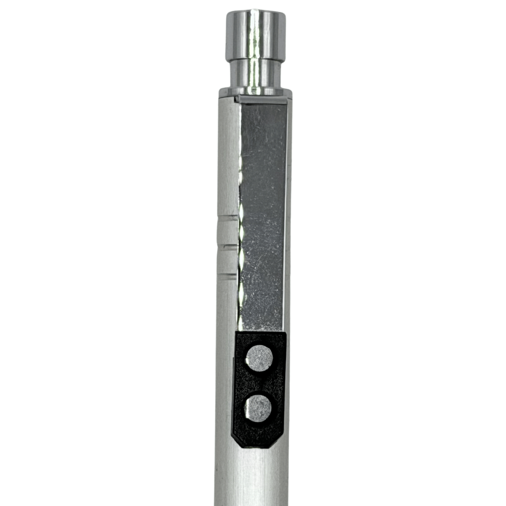 Pentel Technomatic gövdesindeki uç ilerletme penceresi ve siyah düğme detayı yakın çekim