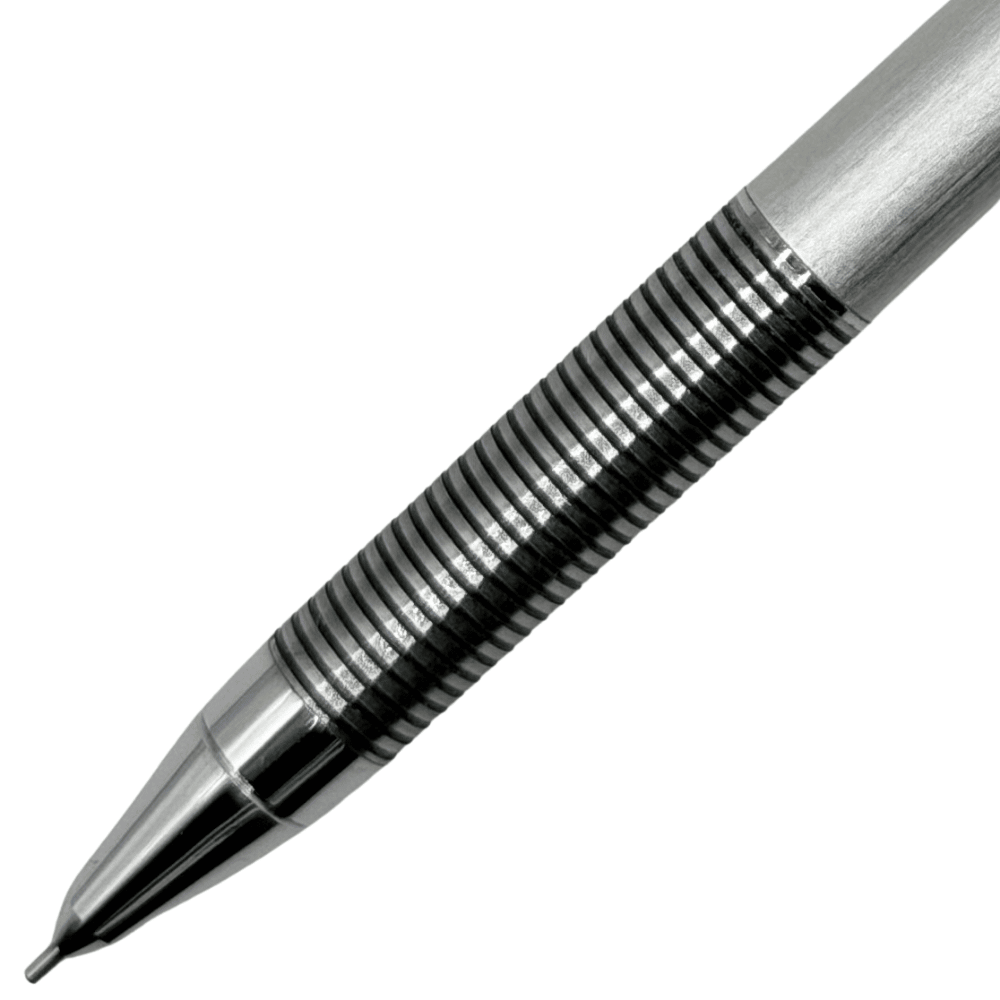 Pentel Technomatic siyah halkalı metal kavrama bölümü ve koni ucu yakın çekim, 0.5 mm