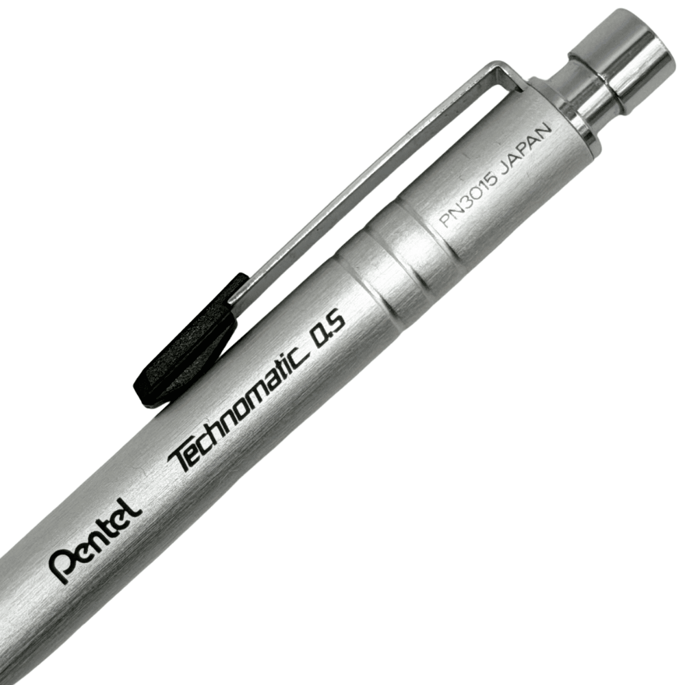 Pentel Technomatic üst gövdede Pentel ve PN3015 JAPAN yazısı, siyah uçlu tel klips yakın çekim