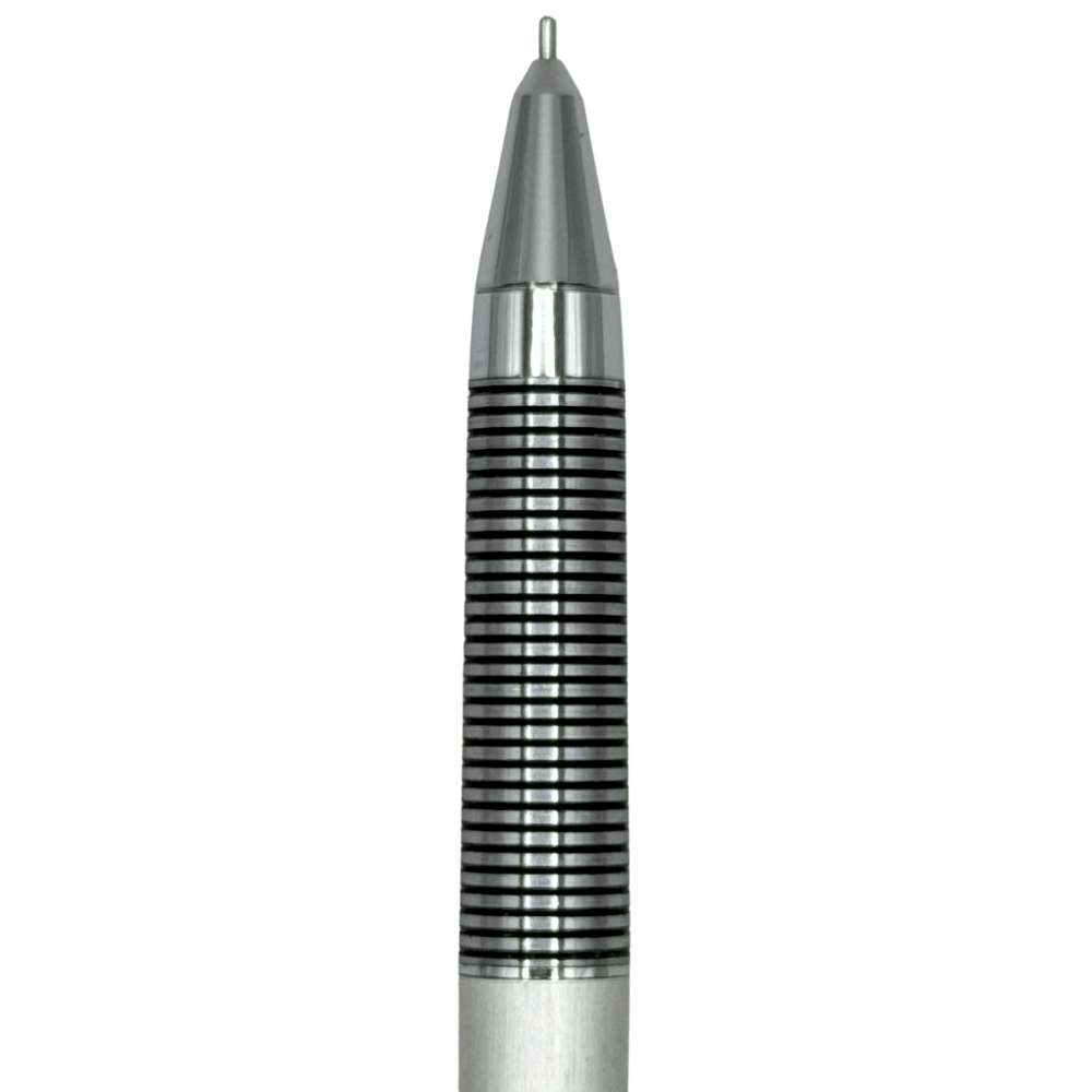 Pentel Technomatic kavrama halkaları ve krom koni ucu dik açıdan yakın çekim, uç metali görünür
