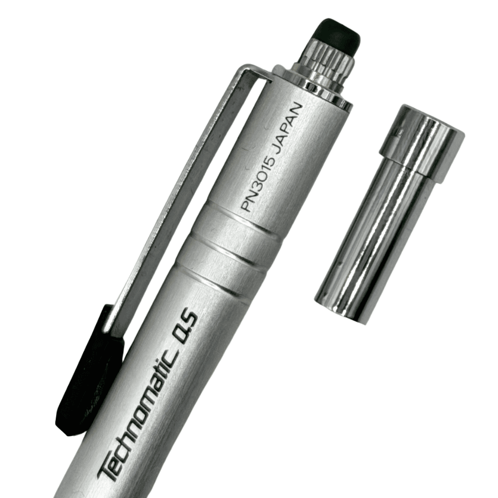 Pentel Technomatic tıklama başlığı çıkarılmış, altındaki siyah silgi ve uç haznesi görünür
