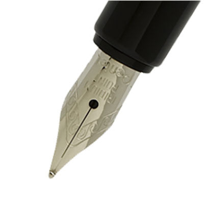 Pentel Tradio'nun süslemeli çelik ucu, hava deliği ve Fine Point kazıması makro çekimde