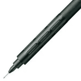 Pentel Graph 1000 lastikli kavrama bölümü ve kademeli koni ucu yakın çekim, ince metal uç görünür