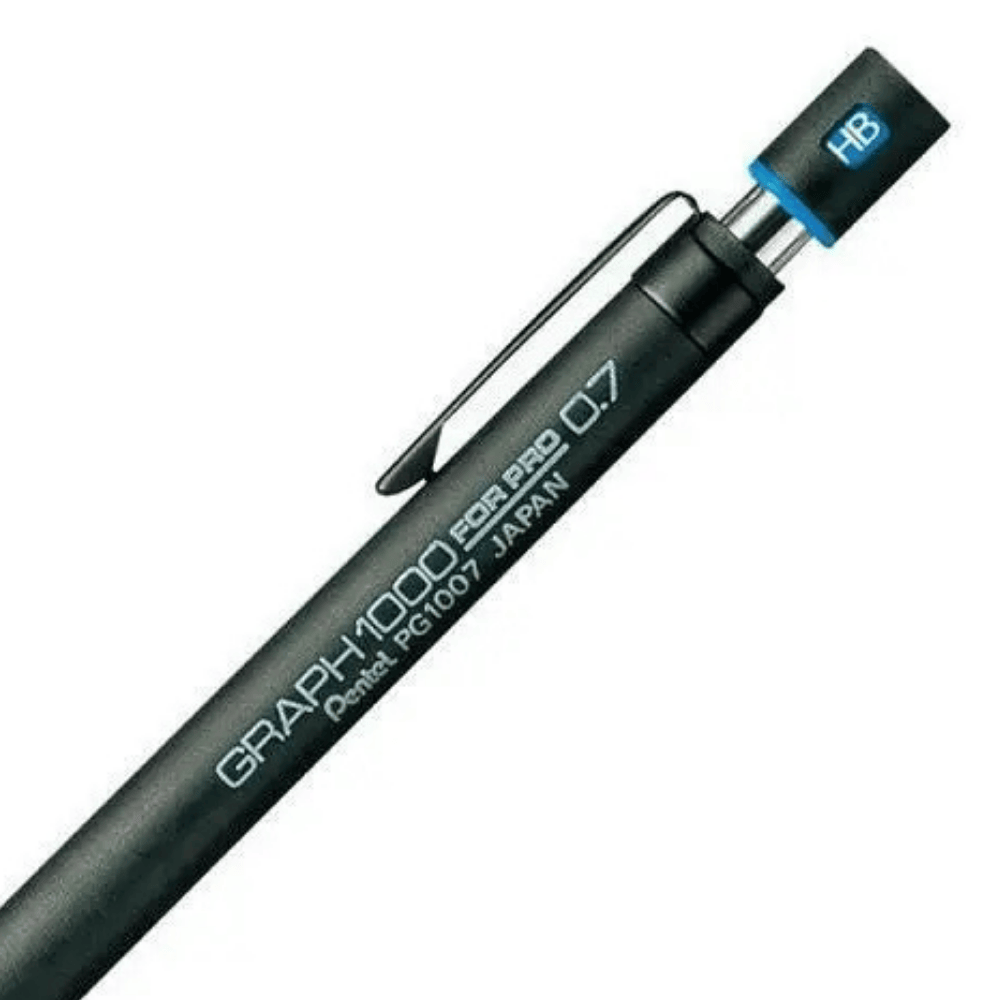 Pentel Graph 1000 üst gövdedeki GRAPH1000 FOR PRO PG1007 JAPAN baskısı ve mavi HB başlığı