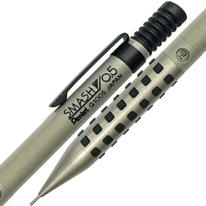 Pentel Smash Q1005 kalemin klipsi, gövde yazısı ve HB göstergesiyle kavrama noktaları makro çekim