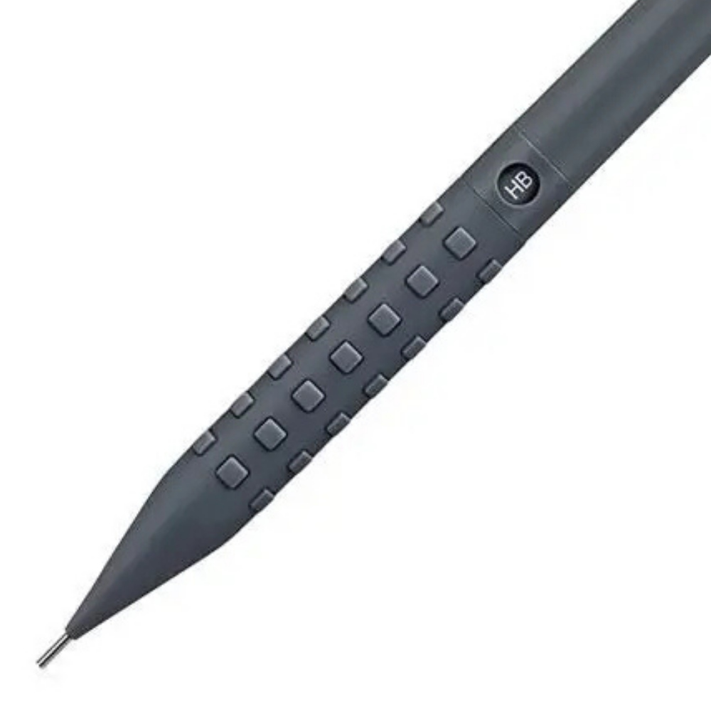 Pentel Smash mat gri kalemin konik ucu, kareli kavrama ve HB göstergesi yakın çekim