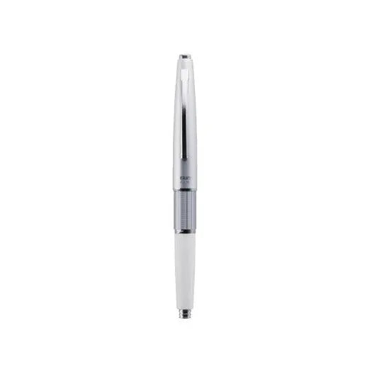 Pentel Kerry Craft Design kalem kapağı takılı halde tam boy, tırtıklı gümüş bilezik ve beyaz alt gövde