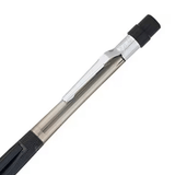 Pentel Quicker Clicker kalemin üst kısmı, krom klips ve siyah tıklama başlığı detayı