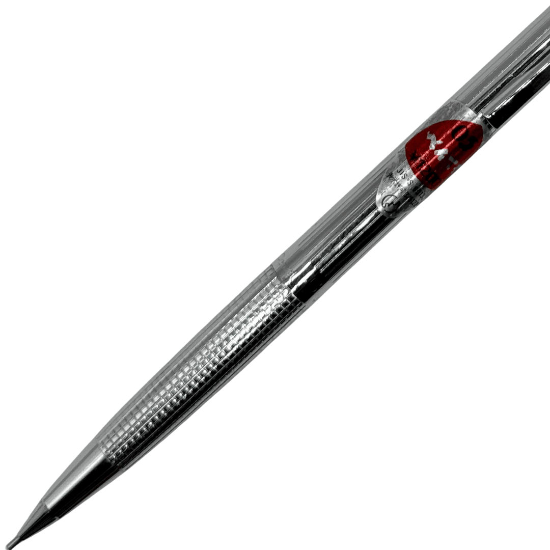 Pentel PS-1045 gövdesi eğik açıdan, kırmızı pencere ile tırtıklı uç bölümü bir arada