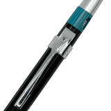 Pentel PG-7 kalemin metal klipsi ve turkuaz HB gösterge bileziği yakın çekim
