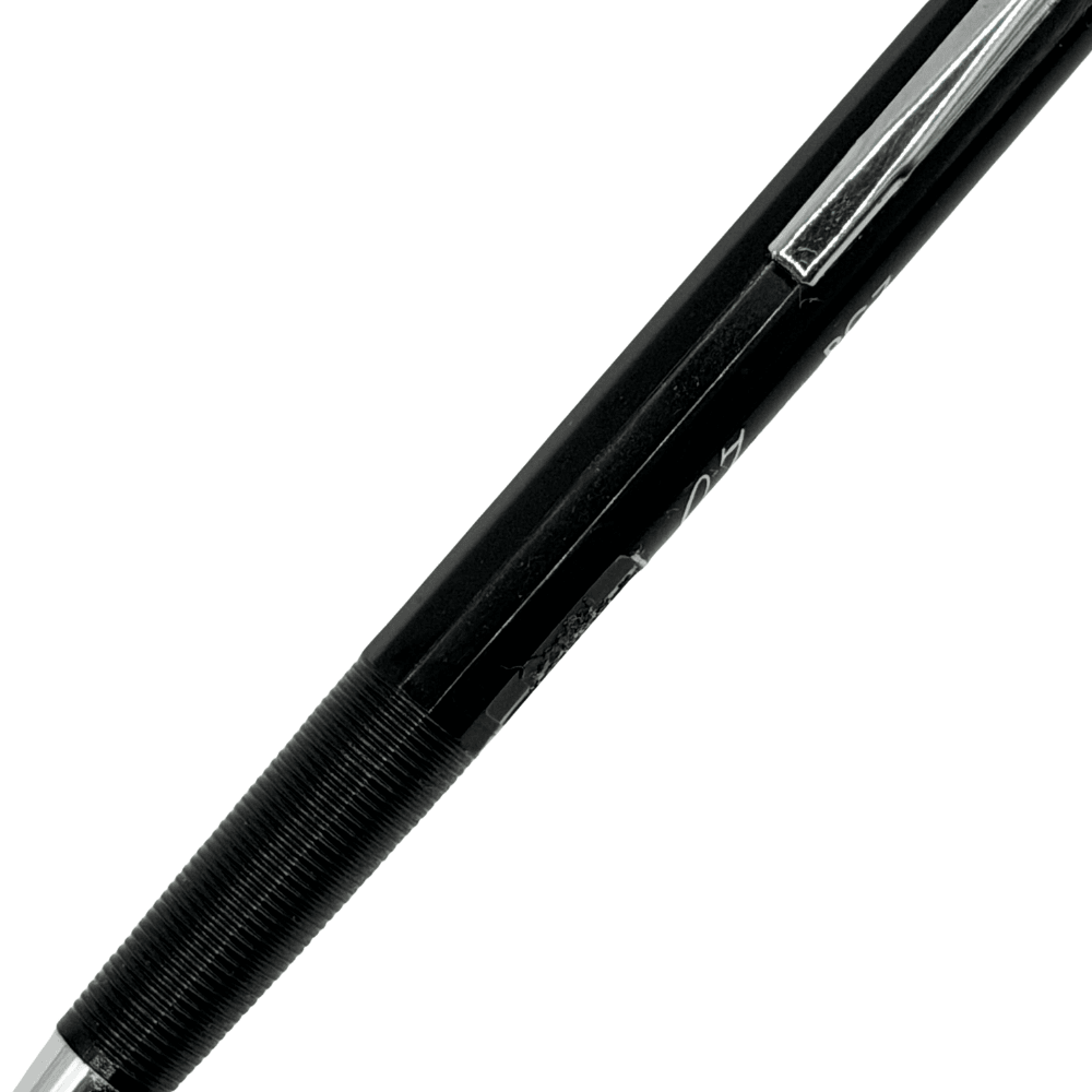 Pentel PG-7 gövdesindeki 0.7 mm PG7 baskısı, klips ve tırtıklı kavramanın üst kısmı
