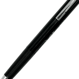 Pentel PG-7 gövdesindeki 0.7 mm PG7 baskısı, klips ve tırtıklı kavramanın üst kısmı