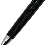 Pentel PG-7 kalemin tırtıklı siyah kavraması ve krom koni ucu makro çekim, 0.7 mm