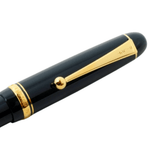 Pilot Custom 74 kapak üst kısmı yakın plan; top başlı altın klips ve marka gravdürü