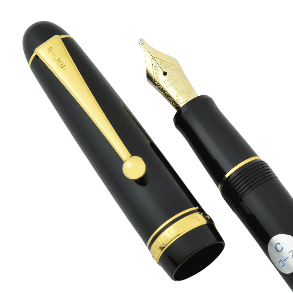 Pilot Custom 74 altın ucun oyma desenleri ve kapak üzerindeki Custom 74 bilezik yazısı makro