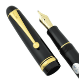 Pilot Custom 74 altın ucun oyma desenleri ve kapak üzerindeki Custom 74 bilezik yazısı makro
