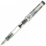 Pilot Custom Heritage 92 kapağı takılı halde eğik açıdan, şeffaf gövde ve çelik uç görünüyor