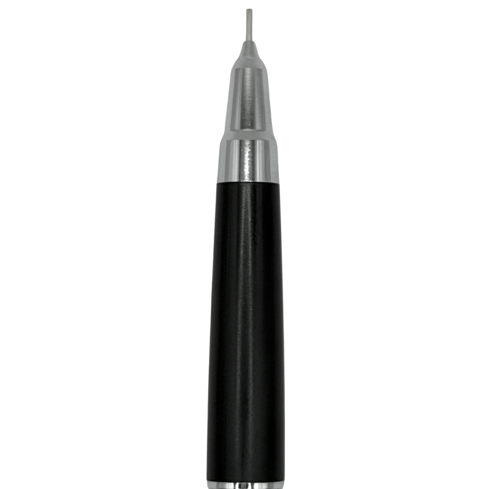 Pilot H-1003 kalemin şeffaf konisi ve dışarı uzanan 0.3 mm mini, dik açıdan makro çekim