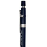 Pilot H-567 kalemin klips, tıklama başlığı ve metal bileziği dik açıdan yakın çekim