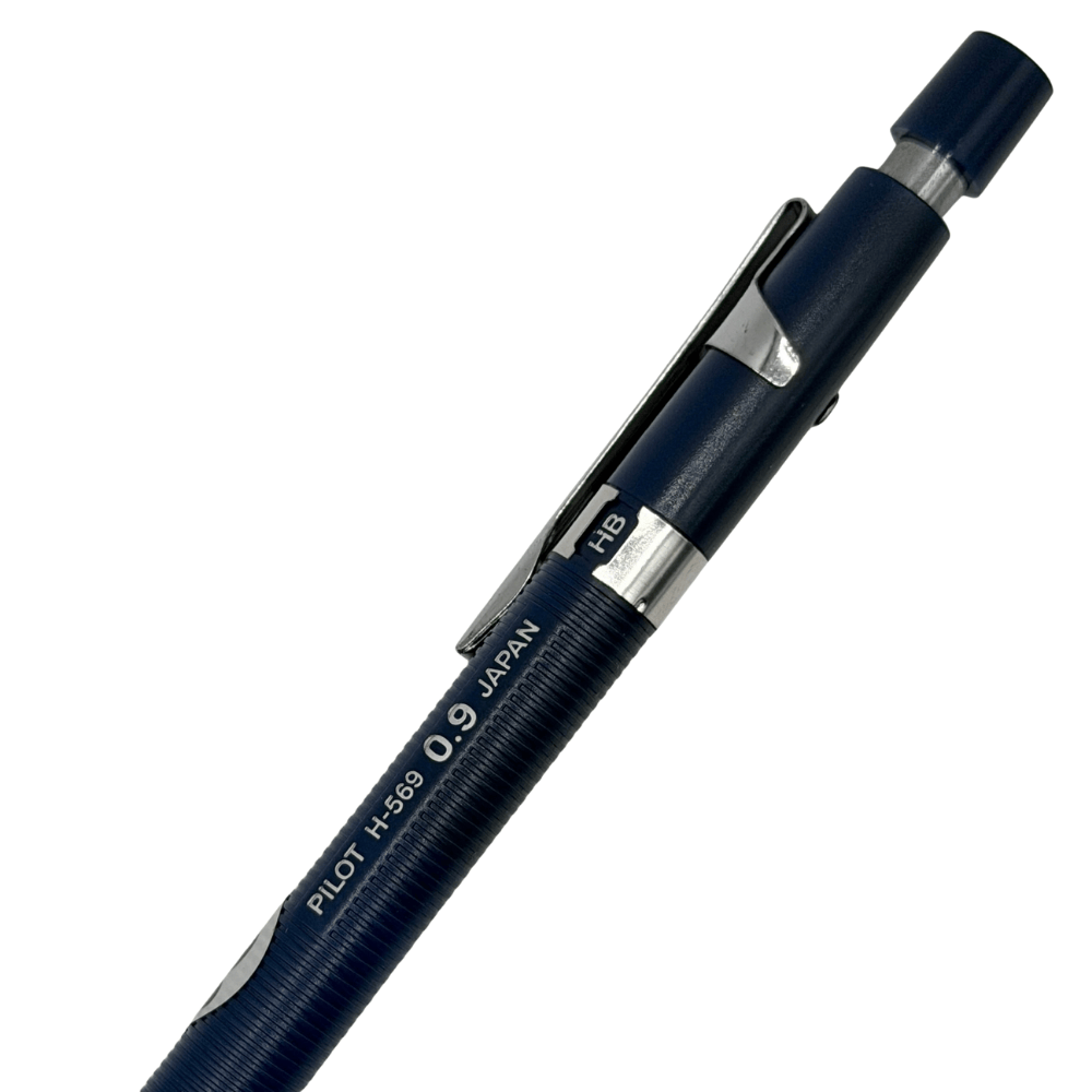 Pilot H-569 kalemin klips, başlık ve HB göstergesi, eğik açıdan geniş yakın çekim