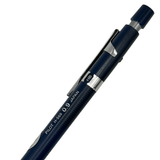 Pilot H-569 kalemin klips, başlık ve HB göstergesi, eğik açıdan geniş yakın çekim