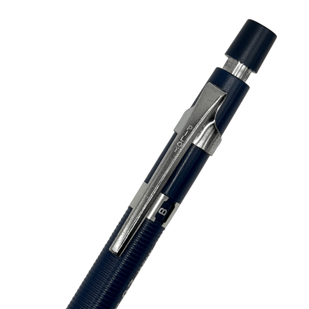 Pilot H-569 kalemin metal klipsi ve HB sertlik göstergesi penceresi eğik açıdan yakın çekim