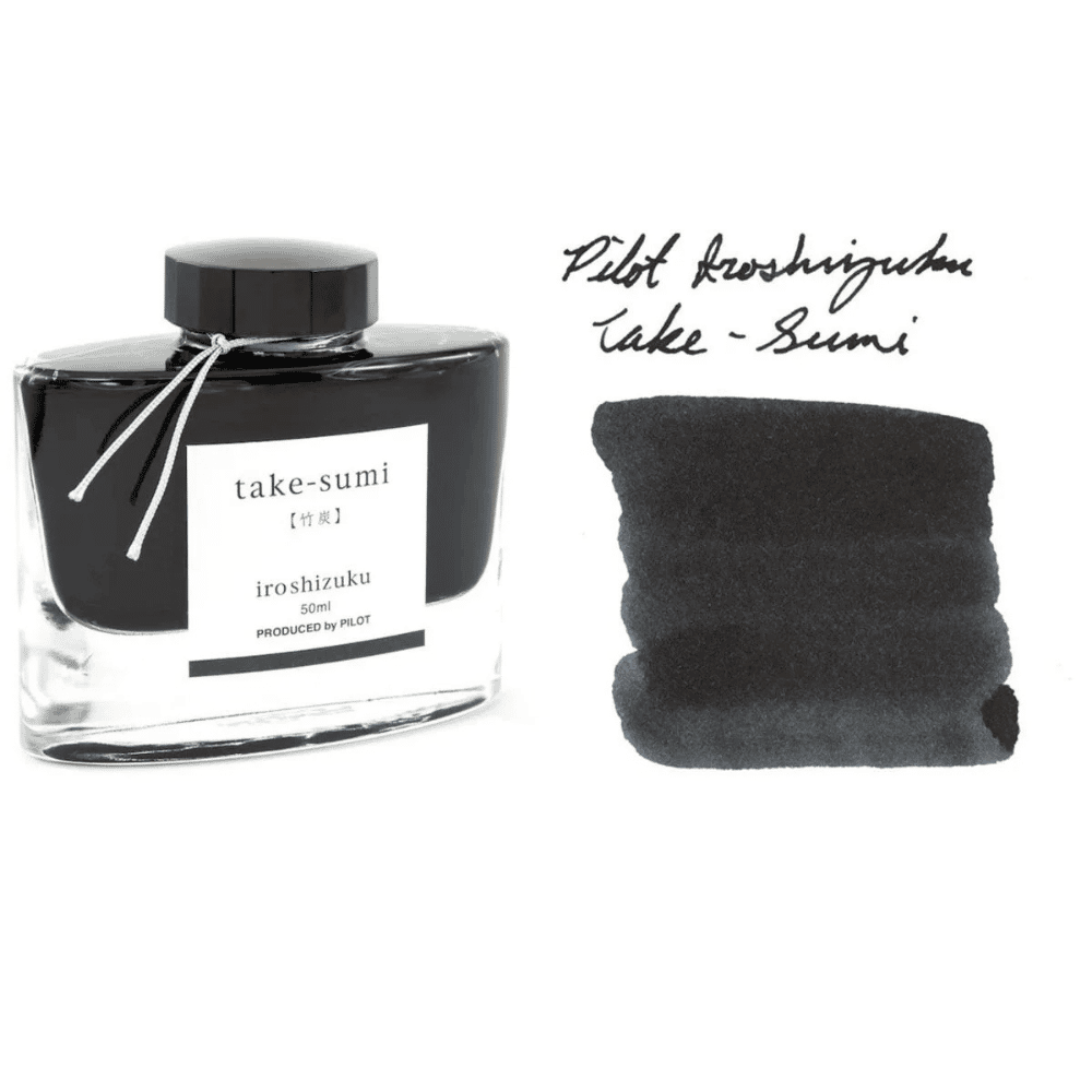 Iroshizuku Take-Sumi şişesi ve yanında mürekkebin kağıttaki koyu is siyahı tırtışı ile el yazısı örneği