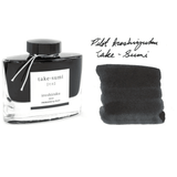 Iroshizuku Take-Sumi şişesi ve yanında mürekkebin kağıttaki koyu is siyahı tırtışı ile el yazısı örneği
