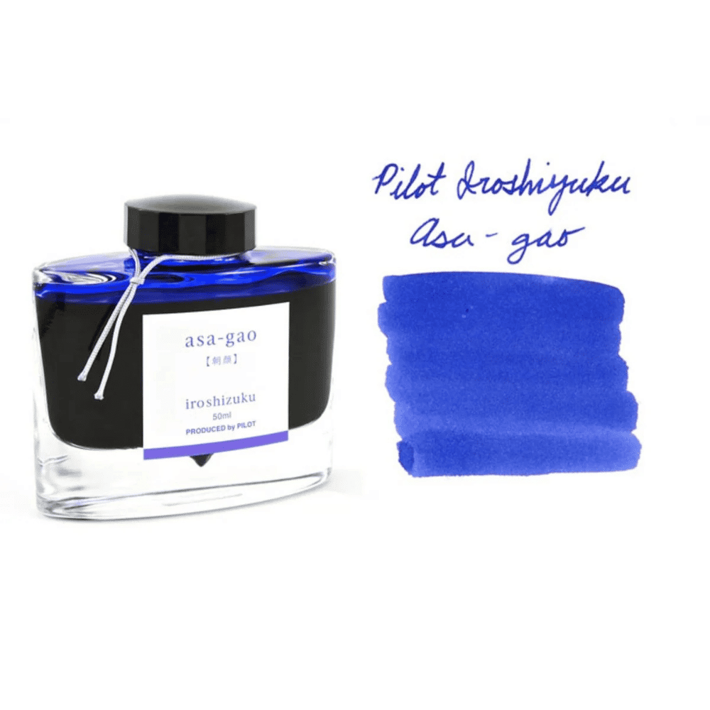 Pilot Iroshizuku Asa-Gao şişesi yanında el yazısı ve mor mavi mürekkebin fırça sürüm örneği